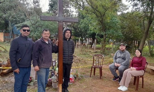 Con una cruz para no olvidar, carpitero rindió homenaje en el lugar donde hallaron a María Fernanda - OviedoPress