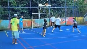 Lamine Yamal juega al fútbol con unos niños en la mayor favela de Brasil