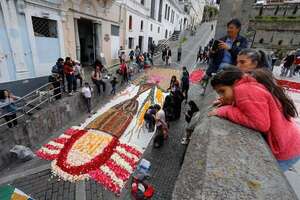 Colocan 70 alfombras de flores al paso de la procesión del Corpus Christi en Quito - Mundo - ABC Color