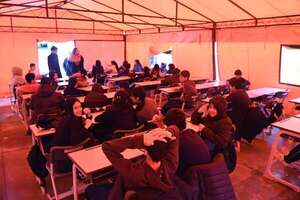 En precarias carpas, sin luz, pero con millonarios pupitres chinos - Nacionales - ABC Color