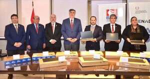 La Nación / Conatel entregó un lote de notebooks a la Senad