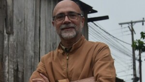 Padre Alberto Luna: El propulsor de la misa en guaraní y su imparable lucha por los bañadenses