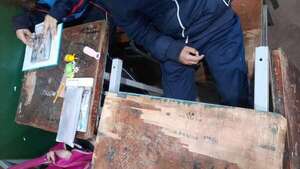 Pupitres chinos: Varias escuelas de Central no reciben los muebles y siguen usando sillas y mesas en deplorable estado - Nacionales - ABC Color
