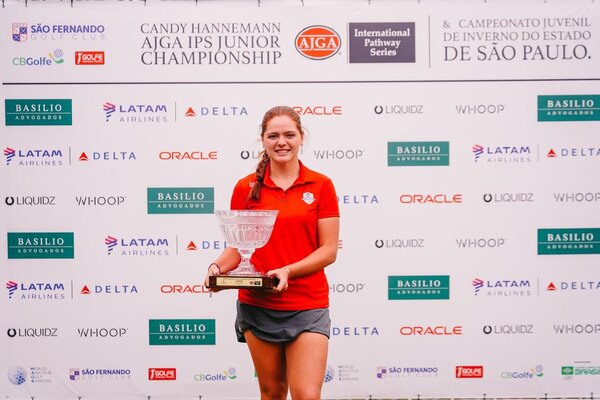 Versus / ¡Orgullo! La golfista paraguaya Victoria Livieres se consagra en Brasil