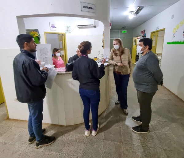 Barán visita el Hospital de San Ignacio y escucha a pacientes y personal