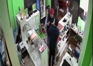 (VIDEO). Arriero amenaza con un arma de fuego a un técnico