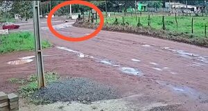 Joven muere tras caer de moto al enredarse su pollera en la rueda