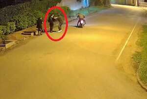 Video de circuito cerrado capta asalto a joven en Luque   - Policiales - ABC Color