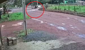 Joven muere tras caer de una moto: su pollera se enredó con la cadena - trece