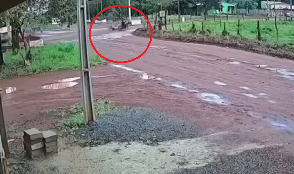 Joven muere tras caer de una moto: su pollera se enredó con la cadena - trece