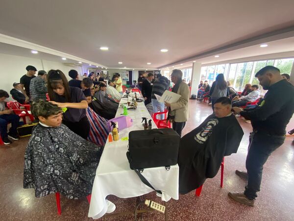 Solidaridad y talento: Estilistas y barberos se unen por los abuelos del Hogar Santa María
