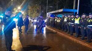Despliegan 200 agentes policiales para el inicio de intervención en la Municipalidad de Ciudad del Este  - ABC en el Este - ABC Color