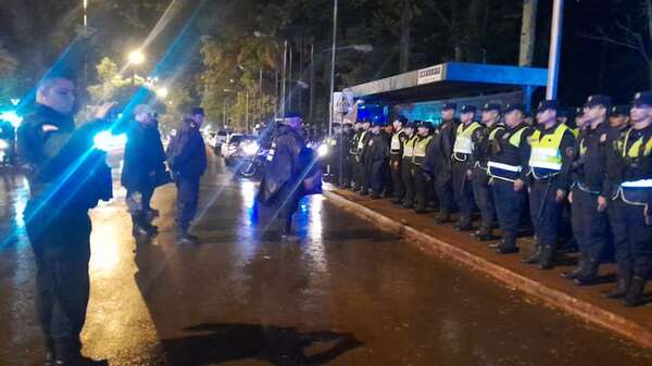 Despliegan 200 agentes policiales para el inicio de intervención en la Municipalidad de Ciudad del Este - ABC en el Este - ABC Color