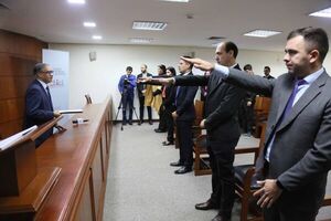Ministro Ramírez Candia tomó juramento de rigor a actuarios y secretarios judiciales de Caazapá
