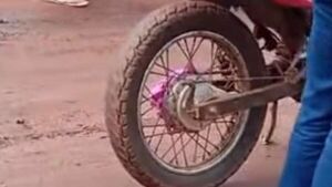 Su pollera se trancó por la rueda de la moto, cayó y murió