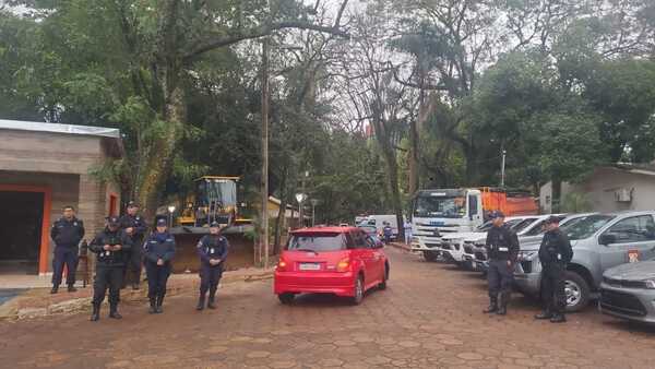 Fuerte dispositivo policial en la Municipalidad de CDE para aguardar al interventor