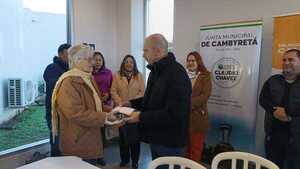 Más de 50 adultos mayores de Cambyretá reciben tarjetas de Pensión Alimentaria