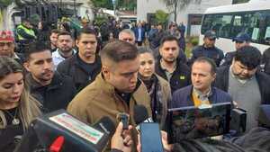 Prieto se retira de intervención abucheado por ex funcionarios de Zacarías Irún