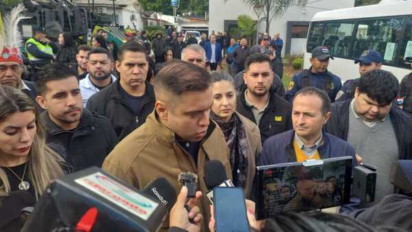 Prieto se retira de intervención abucheado por ex funcionarios de Zacarías Irún