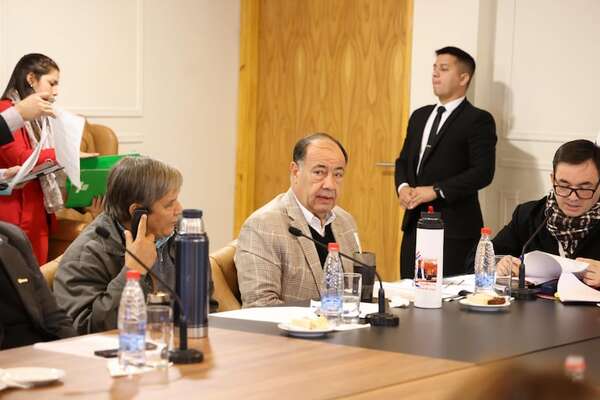 Senador critica exclusión de la industria paraguaya en la compra de pupitres chinos  - Política - ABC Color