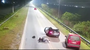Mujer se lanza de Uber en marcha tras sospechoso desvío de ruta