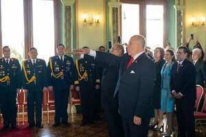 Santiago Peña tomó juramento a nuevos embajadores ante Turquía y Taiwán - Política - ABC Color