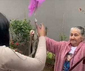 (VIDEO)Abuelita abrió su regalo de cumple y perdió 500 mil por culpa de un globo