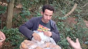 Un partido que no estaba para "bollos": Negaron la entrada a vendedor ambulante