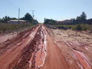 Vecinos de un barrio de San José, lamentan lentitud de los trabajos para culminar un tramo empedrado - Noticiero Paraguay
