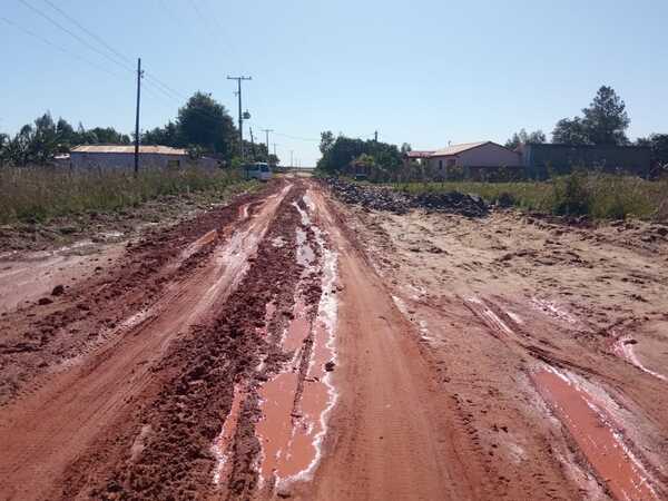 Vecinos de un barrio de San José, lamentan lentitud de los trabajos para culminar un tramo empedrado - Noticiero Paraguay