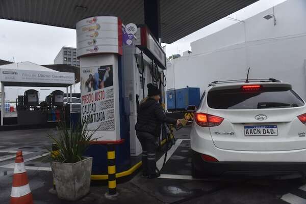 Más emblemas privados suben los precios de sus combustibles: ¿Qué hará Petropar? - Economía - ABC Color