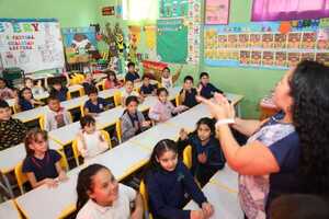 Avanza la entrega de muebles escolares en distritos priorizados por el Sistema de Protección Social - ADN Digital
