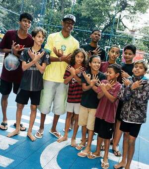 Yamal juega con niños en la mayor favela de Brasil - Fútbol - ABC Color