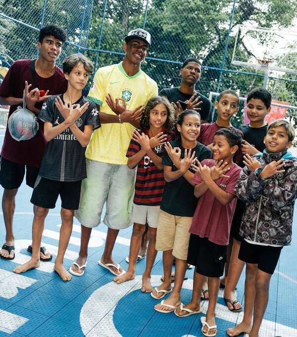 Yamal juega con niños en la mayor favela de Brasil - Fútbol - ABC Color