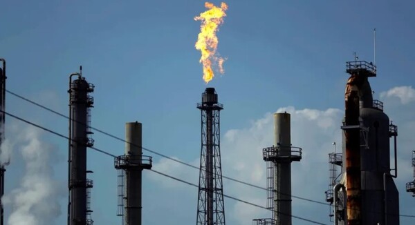Precio del petróleo cae hasta 7%