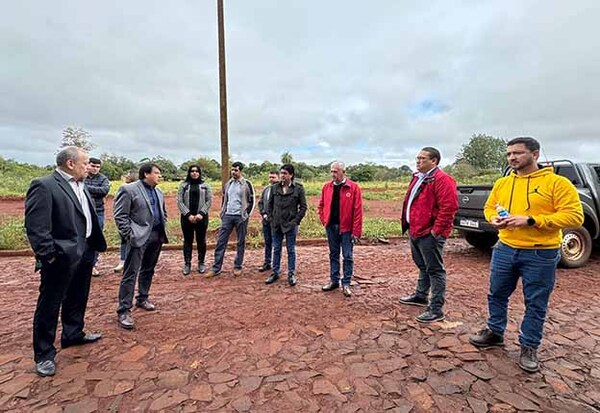 Nelson Cano acompaña comitiva de la UNE para para verificar futura sede universitaria en Hernandarias | DIARIO PRIMERA PLANA