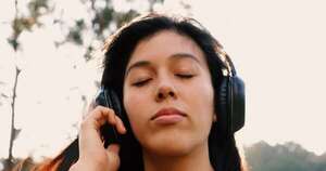 La Nación / Aumentan las consultas por pérdida de audición asociada al uso de auriculares