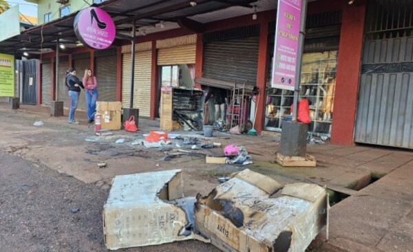 Cargador de celular enchufado ocasionó incendio