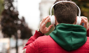Aumentan consultas médicas por daño auditivo relacionado al uso de auriculares - OviedoPress