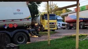 Camiones bloquean calles de San Antonio y vecinos reclaman