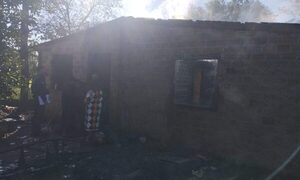 Incendio destruye una vivienda en el km 12 Acaray: pareja lo perdió todo
