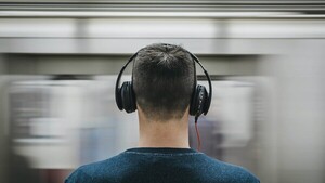 Aumenta cantidad de consultas por problemas de audición debido al uso de auriculares