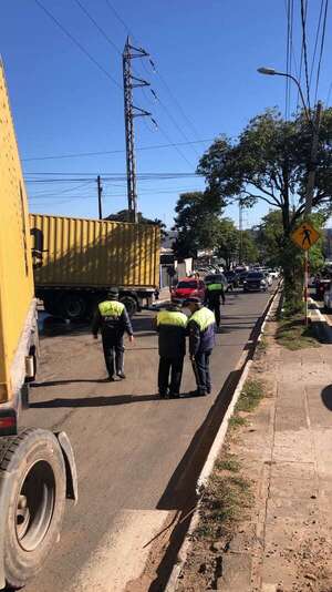 Camión averiado obstruye carril hacia el interior de la avenida Fernando de la Mora, en Cuatro Mojones  - Policiales - ABC Color