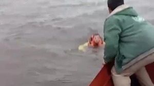 ASÍ SALVARON A CINCO PERSONAS TRAS EL VUELCO DE UNA DESLIZADORA EN EL RÍO PARAGUAY
