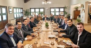 El cartismo aprovechó que Javier Zacarías estaba de viaje para confirmar la candidatura de Vaesken