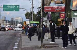 Gobierno “normaliza” las reguladas mientras los pasajeros, en el frío, sufren esperando el bus - Economía - ABC Color