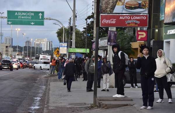 Gobierno “normaliza” las reguladas mientras los pasajeros, en el frío, sufren esperando el bus - Economía - ABC Color