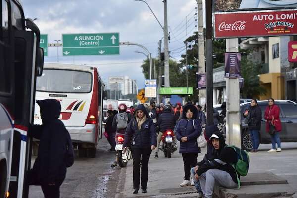 “Se va la vida esperando un colectivo”, denuncia diputado - Política - ABC Color