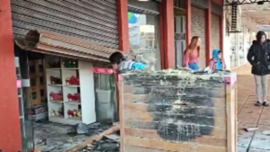 Dejó enchufado su cargador mucho tiempo, explotó y causó incendio
