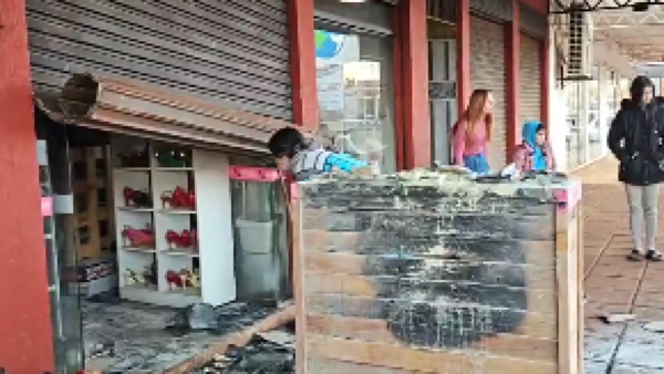 Dejó enchufado su cargador mucho tiempo, explotó y causó incendio
